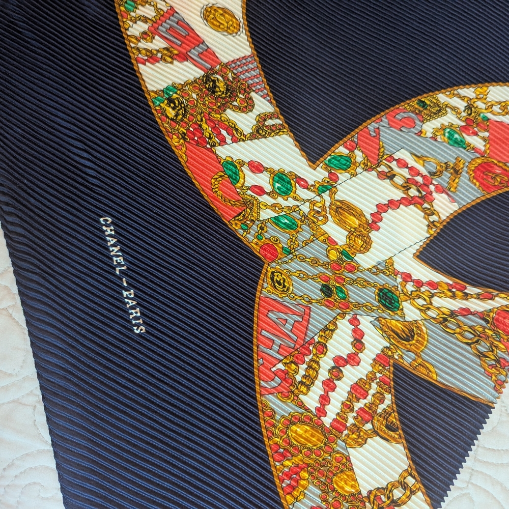 Vintage CHANEL – PARIS Pleated Silk Scarf | Rare 1980s Jewelry Chain Logo Print - Picture 3 of 9